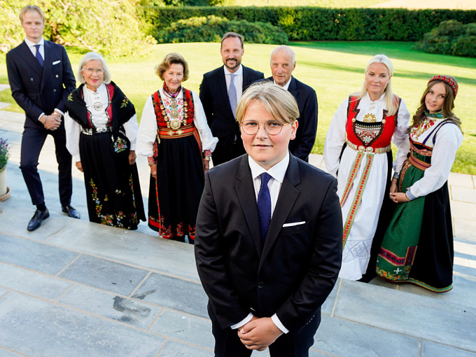Prince Sverre Magnus celebrates with his family at Skaugum this evening. Foto: Lise Åserud / NTB scanpix